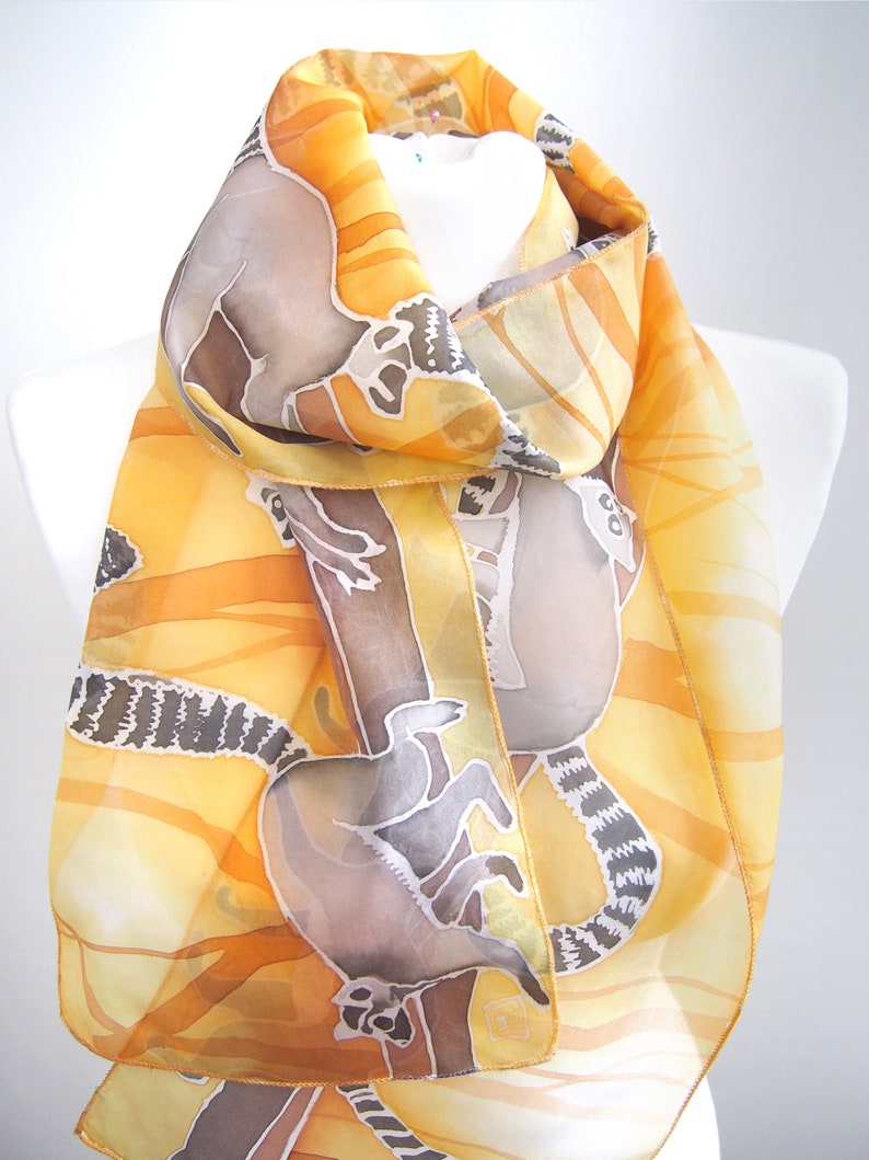 Foulard en soie lémurien, foulard peint à la main en jaune et gris avec animal de Madagascar, design d'animal exotique, foulards minces d'espèces menacées image 5