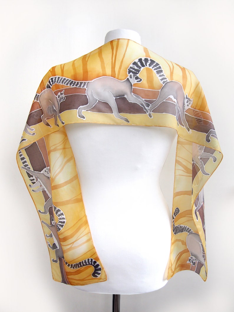 Foulard en soie lémurien, foulard peint à la main en jaune et gris avec animal de Madagascar, design d'animal exotique, foulards minces d'espèces menacées image 1