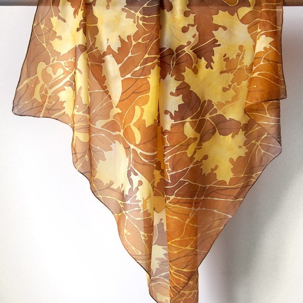 Grande écharpe AUTUMN LEAVES, écharpes carrées peintes à la main en jaune, couleurs d'automne brun.