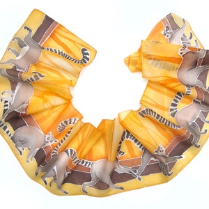 Foulard en soie lémurien, foulard peint à la main en jaune et gris avec animal de Madagascar, design d'animal exotique, foulards minces d'espèces menacées image 6