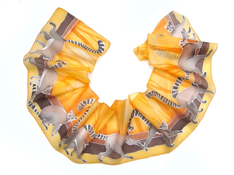 Foulard en soie lémurien, foulard peint à la main en jaune et gris avec animal de Madagascar, design d'animal exotique, foulards minces d'espèces menacées image 6