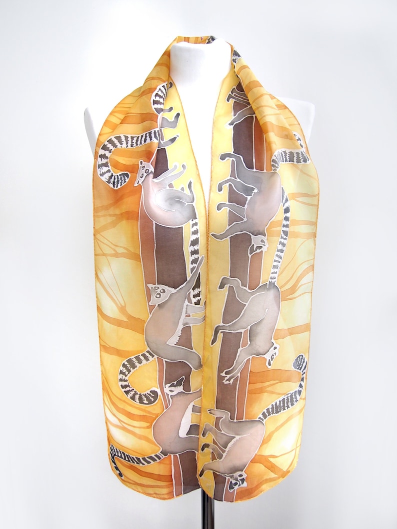 Foulard en soie lémurien, foulard peint à la main en jaune et gris avec animal de Madagascar, design d'animal exotique, foulards minces d'espèces menacées image 2