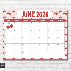Könnte beinhalten: Ein Kalender für Juni 2026 mit einem rosa Hintergrund und einem Muster aus roten Kirschen. Das Kalendarium ist weiß mit rotem Text für die Wochentage und Daten. Das Wort "JUNE 2026" steht in großen roten Buchstaben.