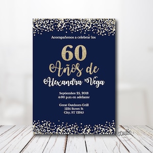 60 Años de, Spaans, 60e verjaardagsuitnodiging, Blauwe en gouden glitter, Sjabloon, 2 formaatopties (5 x 7" & 4 x 6"), Zelf bewerken