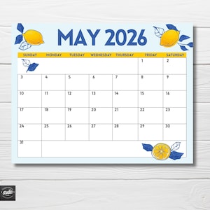 Könnte beinhalten: Hellblauer Kalender für Mai 2026 mit Zitronen-Motiv. Das Kalendarium ist weiß mit schwarzen Zahlen und Wochentagen. Dekorative Zitronen und Blätter befinden sich in den Ecken und oben. Das Wort "studio" befindet sich unten links.