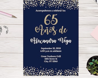 65 Jahresen | Spanisch | 65. Geburtstag Einladung Vorlage | Invitación, Blau und Gold-Glitter | Einfach zu verwendende Vorlage
