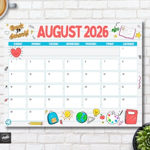 Può includere: Un calendario bianco per agosto 2026 con un'intestazione azzurra e caselle per ogni giorno. Il titolo "AUGUST 2026" è in grandi lettere rosa. Il calendario è decorato con colorati scarabocchi a tema scolastico, tra cui un cuore, uno zaino e una matita.