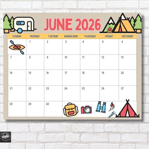 以下が含まれることがあります： キャンプをテーマにしたイラストが描かれた2026年6月のカレンダー。カレンダーは、薄いベージュ色の背景に赤い文字とキャンプのアイコンが特徴です。カヤック、バックパック、カメラ、双眼鏡、キャンプファイヤー、テントが含まれています。