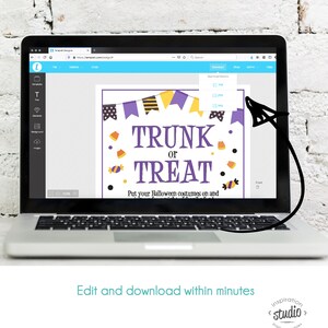 Peut inclure: Un ordinateur portable affiche une affiche imprimable sur le th&egrave;me d'Halloween avec les mots "TRUNK OR TREAT" en violet. L'affiche comprend des graphiques de bonbons et de ma&iuml;s. L'&eacute;cran affiche les options de t&eacute;l&eacute;chargement. Le texte "Put your Halloween costumes on and" est &eacute;galement visible.