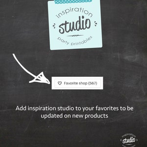 K&ouml;nnte beinhalten: Eine schwarze Tafel mit wei&szlig;em Text, der "Add inspiration studio to your favorites to be updated on new products" lautet. Es gibt einen blauen Haftnotiz mit wei&szlig;en Punkten und wei&szlig;em Text, der "inspiration studio party printables" lautet. Neben einem wei&szlig;en Pfeil, der auf den Haftnotiz zeigt, befindet sich ein wei&szlig;es Herzsymbol mit dem Text "Favoritenladen (567)".