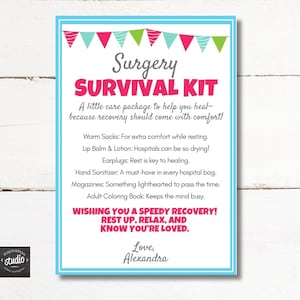 Pode incluir: Um cartão imprimível azul e rosa com o texto "Surgery Survival Kit" e uma lista de itens para incluir em um pacote de cuidados para alguém que está se recuperando de uma cirurgia. O cartão também inclui o texto "Wishing you a speedy recovery! Rest up, relax, and know you're loved." e "Love, Alexandra".