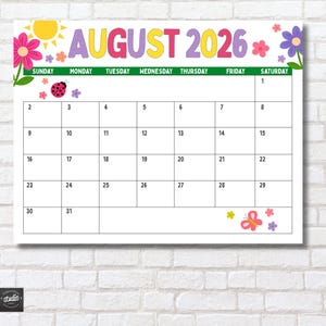 Può includere: Un calendario bianco per agosto 2026, con illustrazioni floreali e di insetti colorate. Il nome del mese è in viola, rosa, giallo e verde. I giorni della settimana sono in verde e le date in nero.