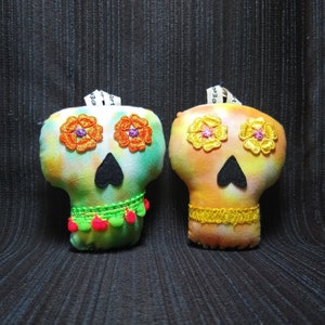Conjunto de adornos de calavera de azúcar de felpa