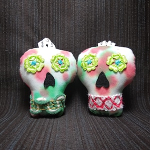 Conjunto de adornos de calavera de azúcar de felpa