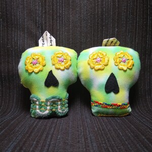 Conjunto de adornos de calavera de azúcar de felpa
