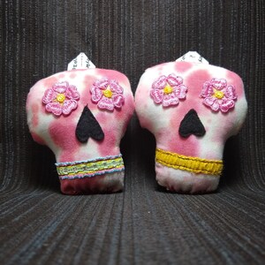 Conjunto de adornos de calavera de azúcar de felpa