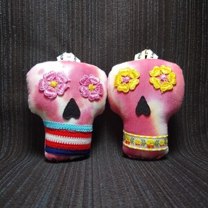 Conjunto de adornos de calavera de azúcar de felpa