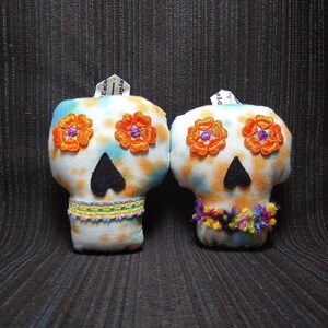 Conjunto de adornos de calavera de azúcar de felpa