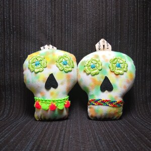 Conjunto de adornos de calavera de azúcar de felpa
