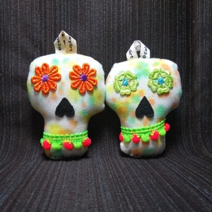 Conjunto de adornos de calavera de azúcar de felpa