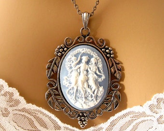 Cameo azul claro: Las tres musas Collar de camafeo azul, 3 gracias, 3 hermanas Joyería de camafeo renacentista, joyería neoclásica, mitología griega