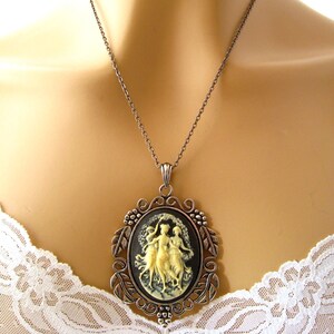 3 Graces zwarte cameeketting: de drie muzen zwarte camee, 3 zussen camee, neoklassieke camee-sieraden, Griekse mythologie afbeelding 5