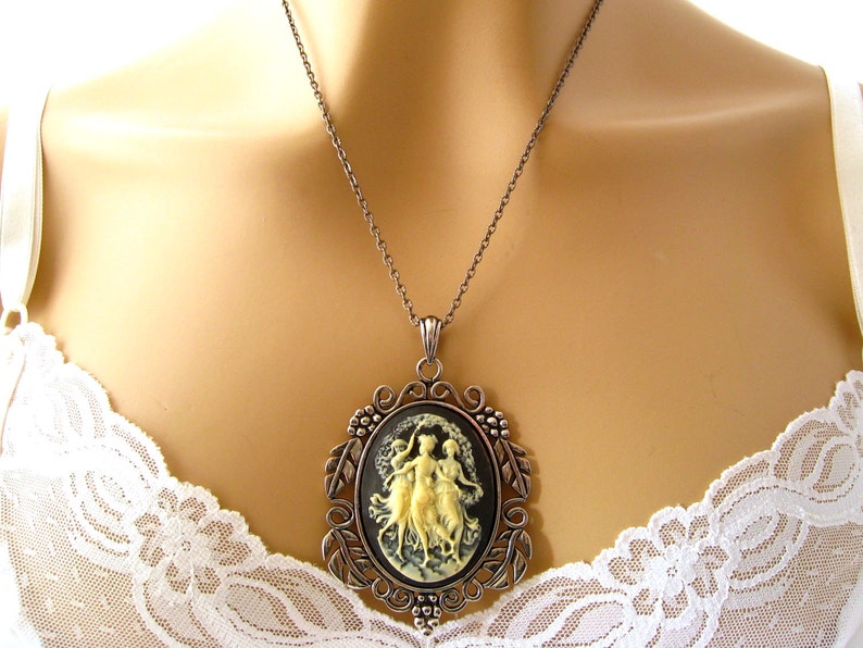 3 Graces zwarte cameeketting: de drie muzen zwarte camee, 3 zussen camee, neoklassieke camee-sieraden, Griekse mythologie afbeelding 5