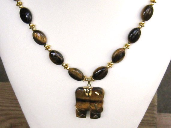 Collier Pendentif Œil De Tigre Éléphant - Chaîne Serpent Doré - Zoë Battles Designs - Neuf Sans Emballage