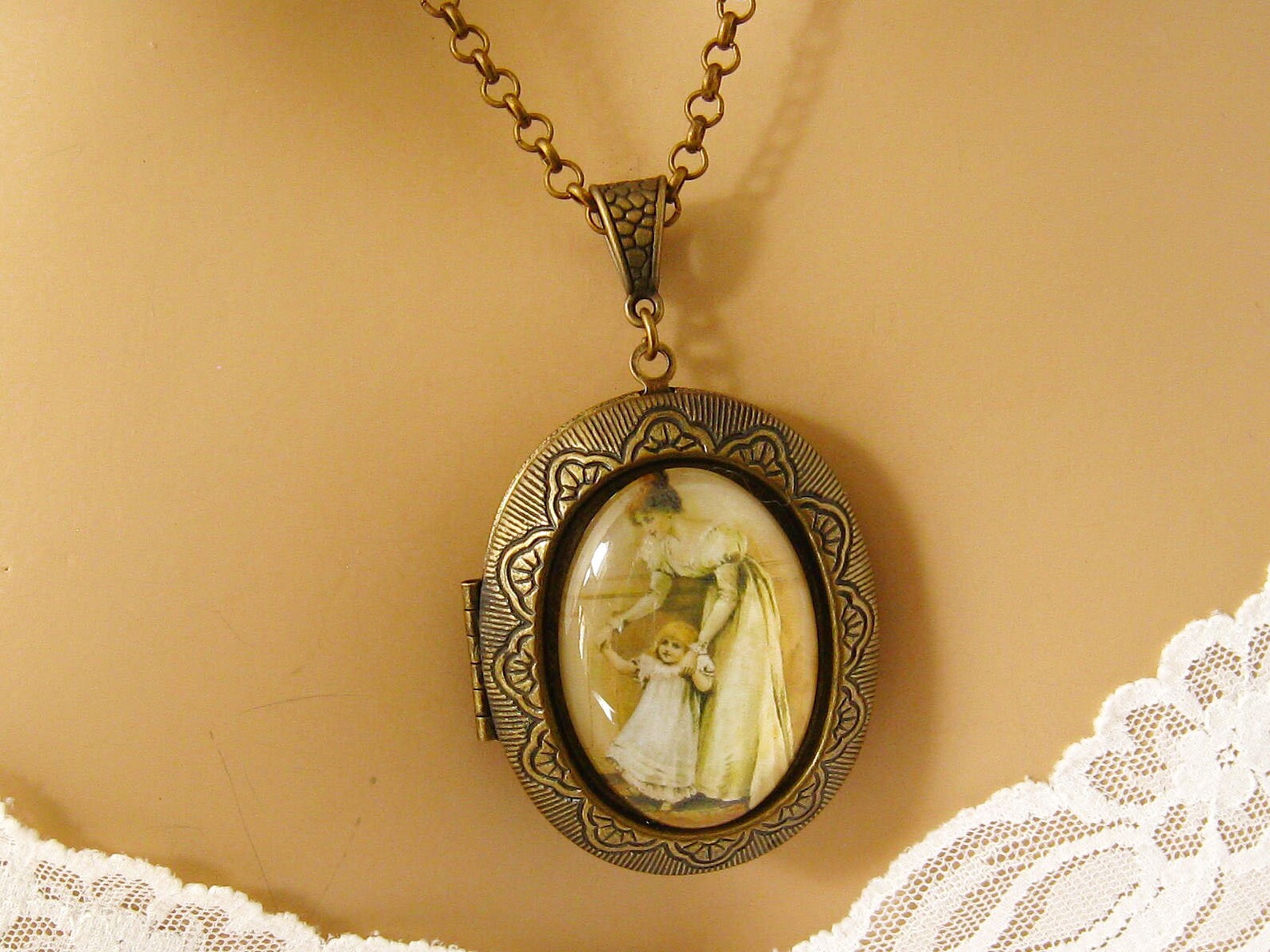 Médaillon Victorien Ancien En Camée Nacre - Collier Souvenir - Longueur 30-35 Cm - Doré - Occasion