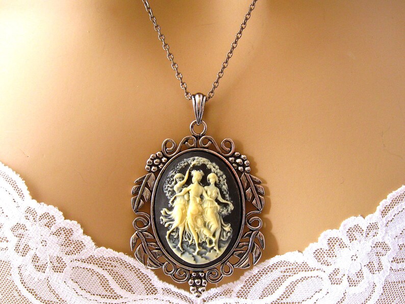3 Graces zwarte cameeketting: de drie muzen zwarte camee, 3 zussen camee, neoklassieke camee-sieraden, Griekse mythologie afbeelding 3