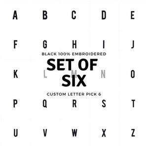 Könnte beinhalten: Ein weißes Gitter mit schwarzen Buchstaben von A bis Z. Die Buchstaben sind in fünf Reihen mit jeweils fünf Buchstaben angeordnet. Der Text "BLACK 100% EMBROIDERED SET OF SIX CUSTOM LETTER PICK 6" befindet sich in der Mitte des Gitters.