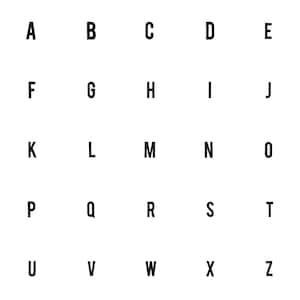 Könnte beinhalten: Ein weißer Hintergrund mit schwarzen Buchstaben des Alphabets von A bis Z.