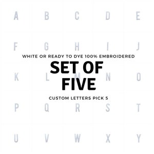 Könnte beinhalten: Ein weißes Gitter mit den Buchstaben A bis Y. Die Buchstaben sind in hellgrauer Farbe. Der Text "WHITE OR READY TO DYE 100% EMBROIDERED" ist in schwarzer Schrift. Der Text "SET OF FIVE" ist in schwarzer Schrift. Der Text "CUSTOM LETTERS PICK 5" ist in schwarzer Schrift.
