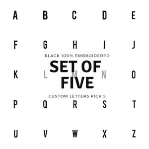 Peut inclure: Une grille blanche avec des lettres noires de A à Z. Les lettres sont disposées en cinq rangées de cinq lettres chacune. Le texte "BLACK 100% EMBROIDERED SET OF FIVE CUSTOM LETTERS PICK 5" est au centre de la grille.