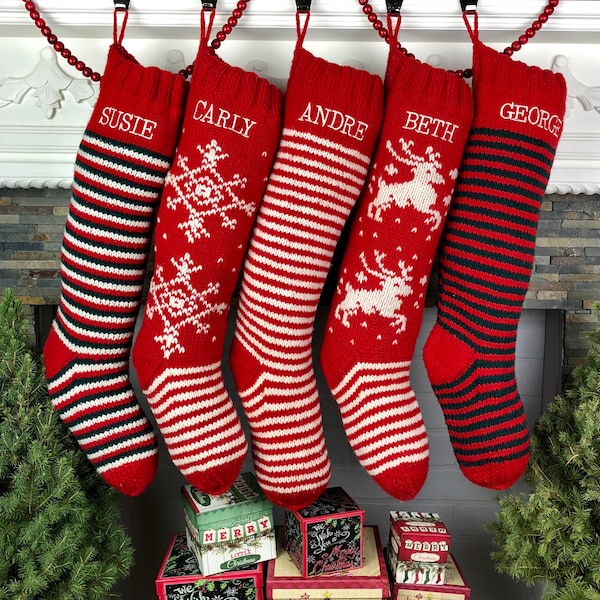 Calza natalizia lavorata a maglia con strisce rosse bianche verdi personalizzate, fiocchi di neve, renne, calze con monogramma ricamato personalizzato