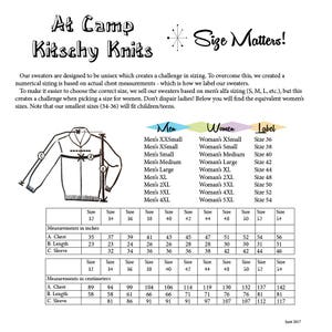 Może przedstawiać: Czarno-biała tabela informacyjna zatytułowana At Camp Kitschy Knits Size Matters! z rysunkiem liniowym swetra z wymiarami A, B i C oraz tabelą przeliczeniową rozmiar&oacute;w męskich i damskich w calach i centymetrach.