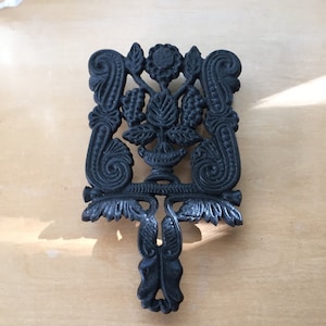 vintage cast iron JZH 1948 grapes trivet