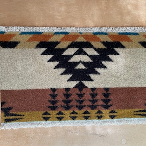 display mat 8 x 12.5 inch woven wool hand-fringed reversible