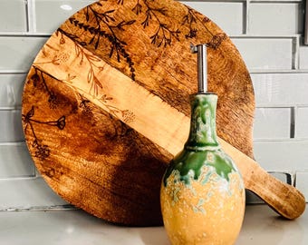 Käse-Schneidebrett aus Mangoholz mit lasergravierten Motiven und Griff