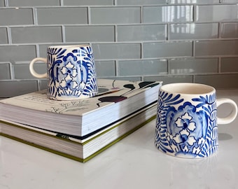 Taza de gres pintada a mano: diseño floral azul crema (9,5 x 9 cm)