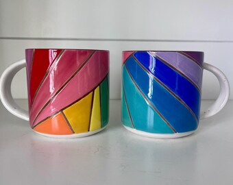 Taza de gres con diseño geométrico en relieve de cera.