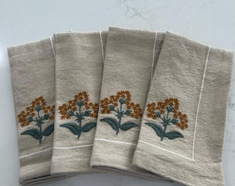 Servilletas de algodón con bordados florales y nudos franceses; 100% algodón; 45,7 cm de largo x 45,7 cm de ancho.