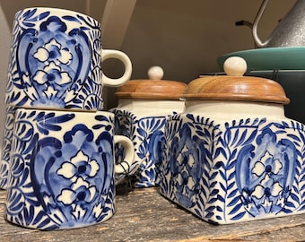 Bote de cerámica pintado a mano en azul y blanco con tapa y cuchara, juego de 2