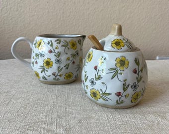 Azucarero y lechera de gres con diseño floral y esmalte reactivo.