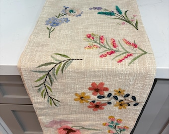 Tischläufer aus Baumwollgarn mit Blumenstickerei und Farbendruck, 182x36 cm