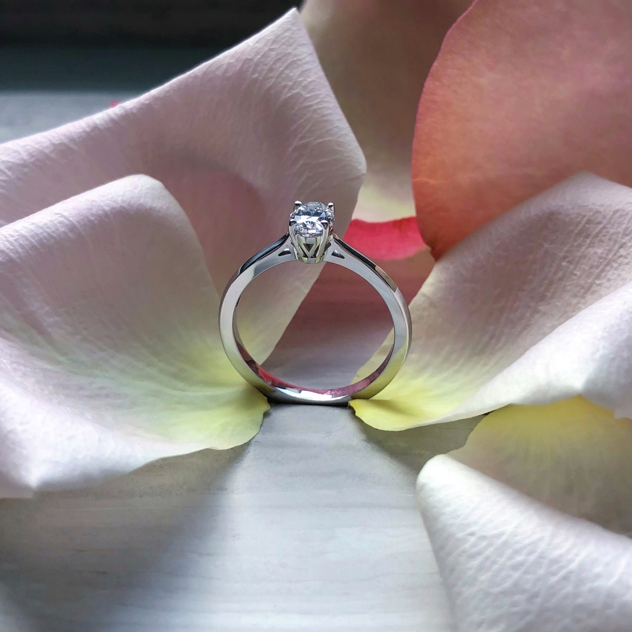 オーバルカットダイヤモンドのソリティア婚約指輪（18Kホワイト 