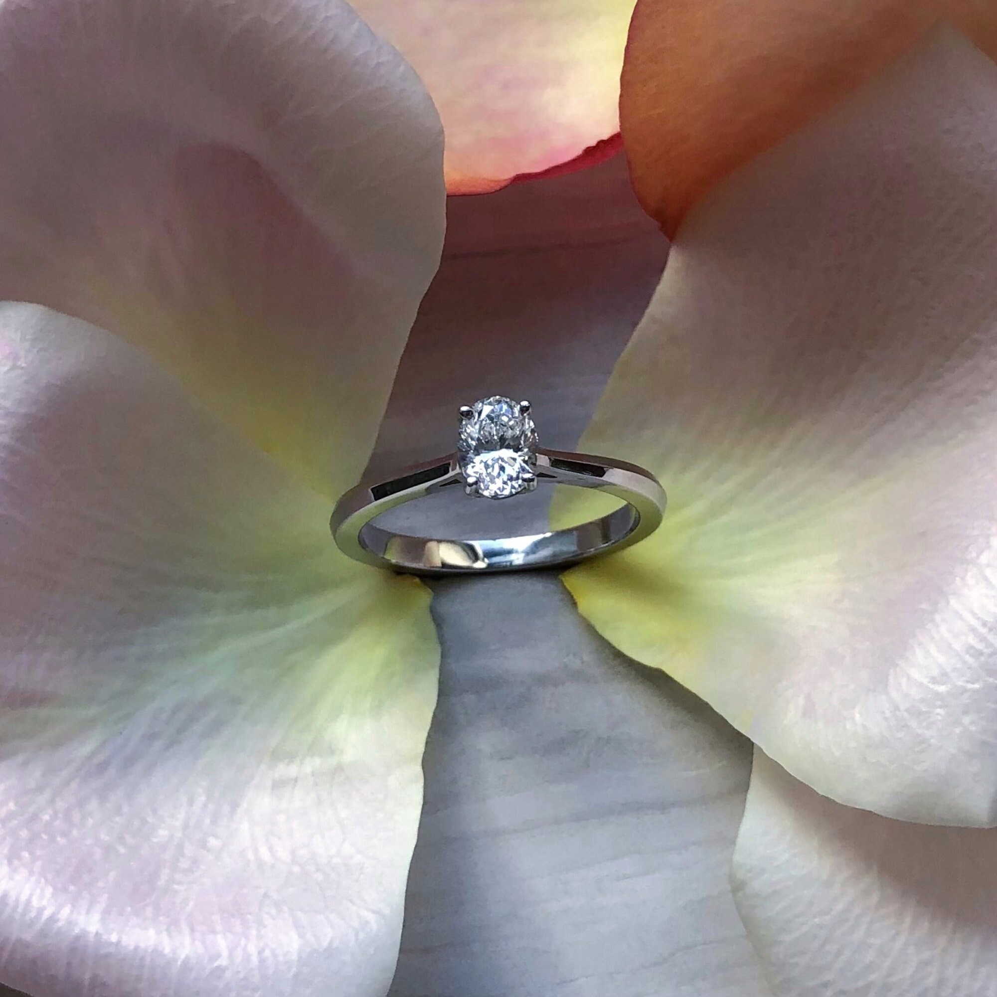 オーバルカットダイヤモンドのソリティア婚約指輪（18Kホワイト 
