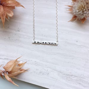 Collar feminista de plata de ley