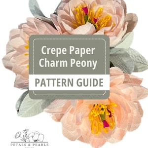 Peut inclure: Gros plan sur des pivoines en papier crépon aux tons pêche et crème, avec des centres jaunes et roses. L'image comprend un guide de patron intitulé "Crepe Paper Charm Peony" et le logo de Petals & Pearls Design.