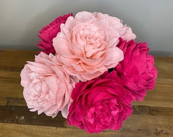 Ramo de peonías atadas a mano con papel crepé y flores rosas